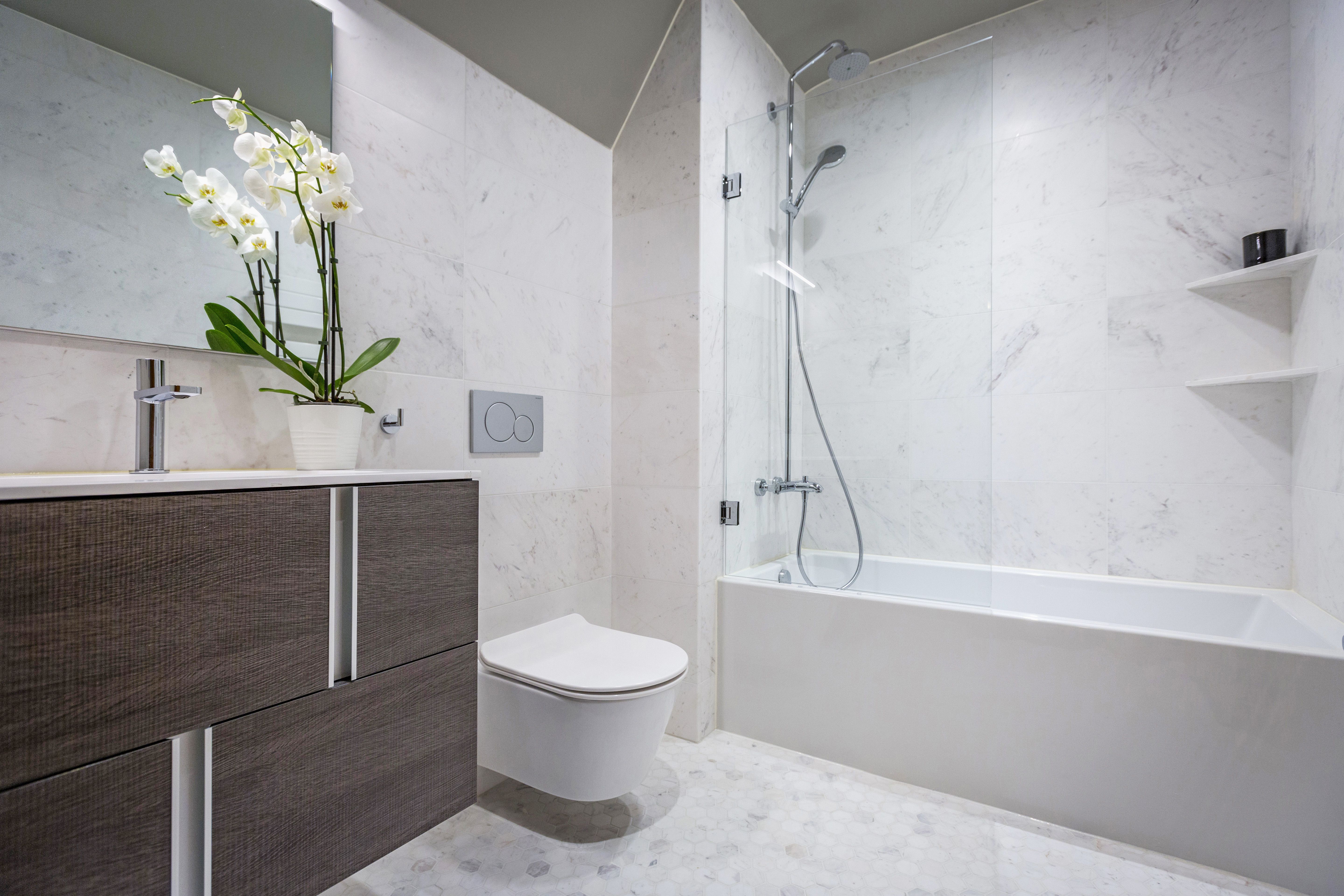 Clean and minimal modern bathroom with custom cabinets by interior designer, RM Interiors.