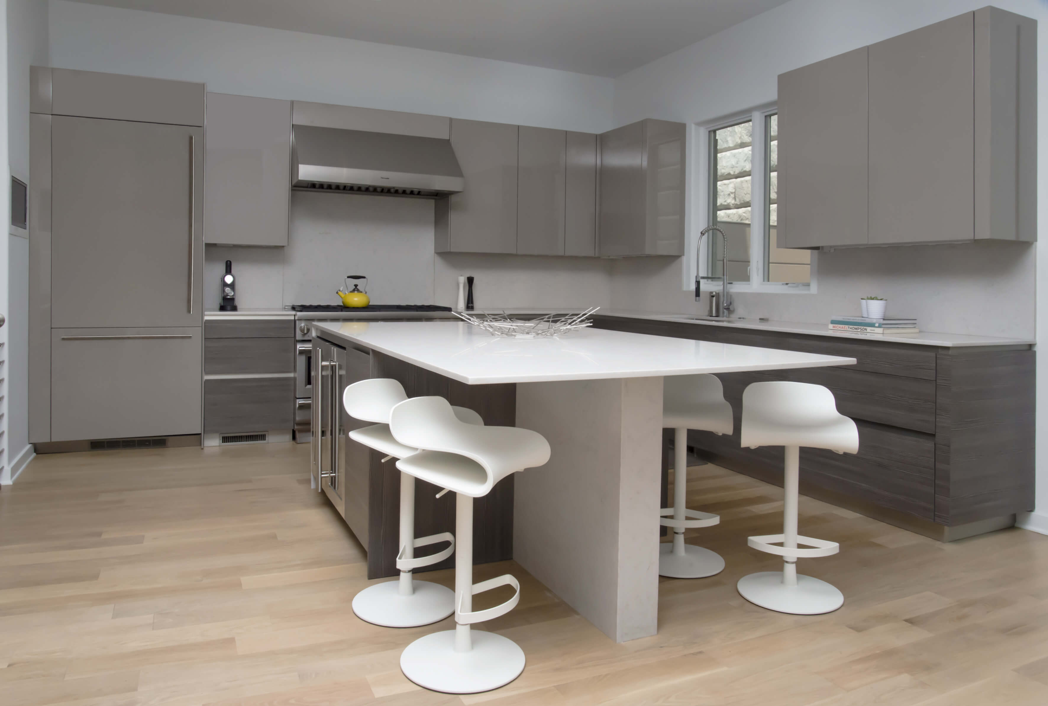Modern and contemporary kitchen design by interior designer Renan Menninger of RM Interiors in Cincinnati.